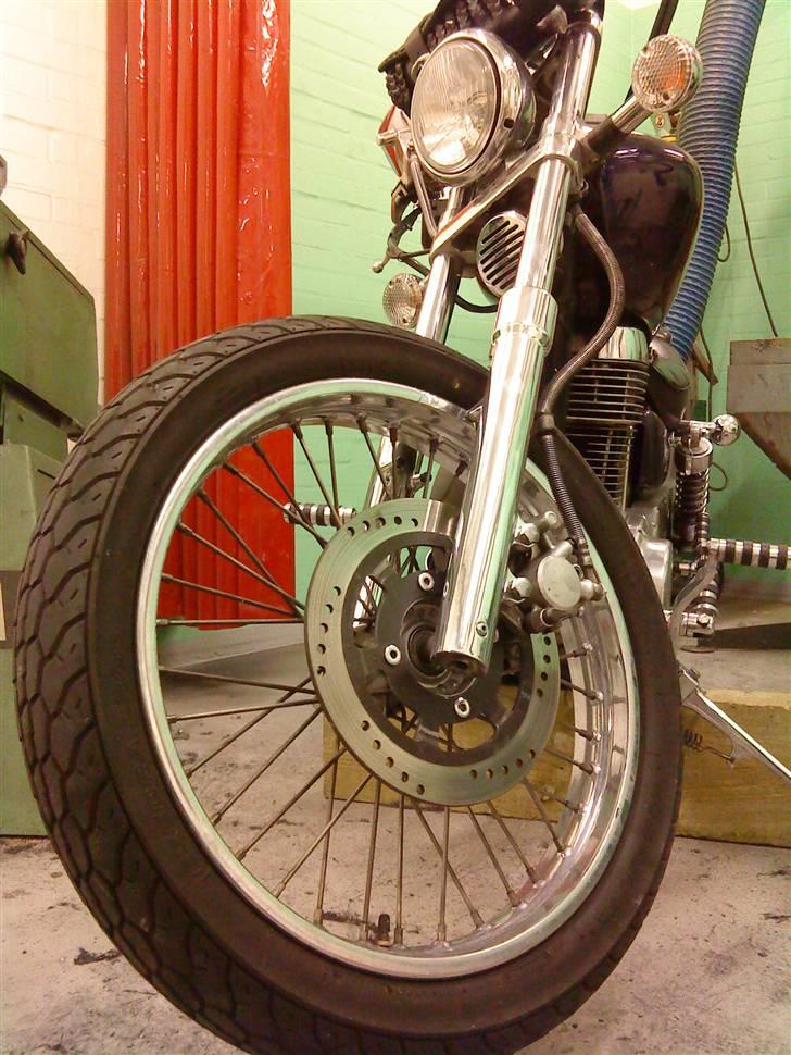 LS650 - En Rigtig chopper har ingen forskærm.. Hmmm :oP

Skiven har det ik super, det er blevet fixet. I og med at malingen fylder lidt og caliperen har nogle knaster der eleminerer frigang, så fik den altså skrabet sig. Frem med filen!
Igen skulle der heller ikke maling bag skiven, hvor den er samlet op af hjul navretet.. Så lærte man jo lidt af det projekt! :) billede 73