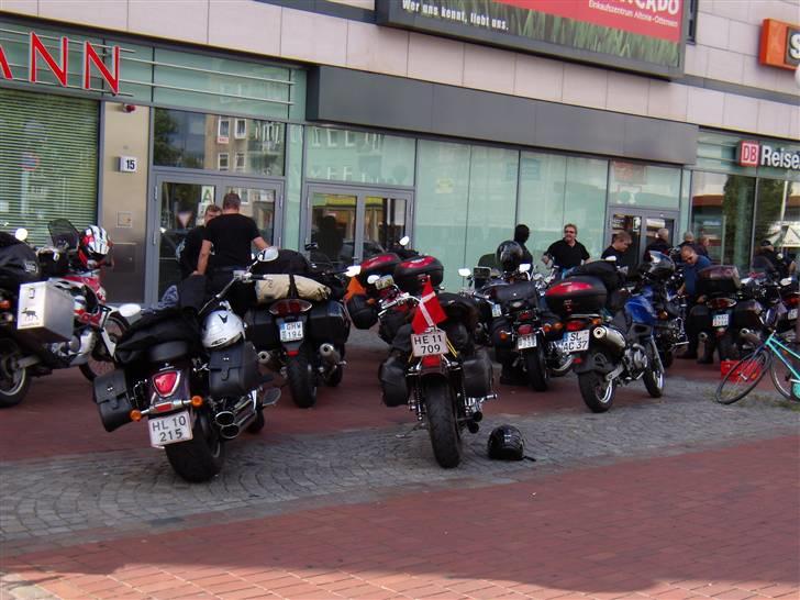 Italien 2008 - Ankomst til Hamburg,- vi var åbentbart ikke de eneste der syntes, autozug var smart,- vi var ca. 25-30 cykler der skulle med. billede 5