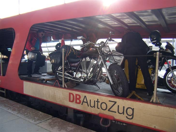 Italien 2008 - Bastet og bundet - ordnung muzz..... det kan de altså de tyskere - 1 mand til at udlevere stropper og anvise hvor de SKAL sidde, der efter 3 mand til at surre cuklen fast til togvognen.... det virker - respekt. billede 6