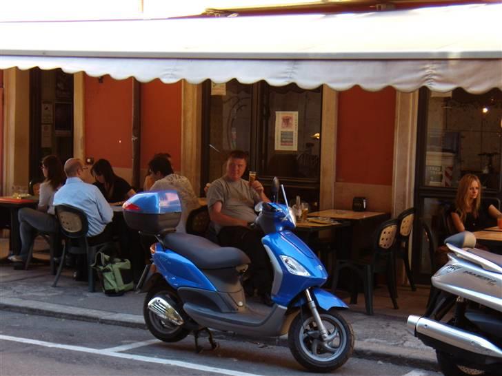 Italien 2008 - Vi havde ikke rigtig nogen plan hjemme fra om hvordan turen skulle udvilke sig,- så 300 meter fra banegården i Hamburg holder vi første (og eneste) rejse tilrettelse møde.. billede 8
