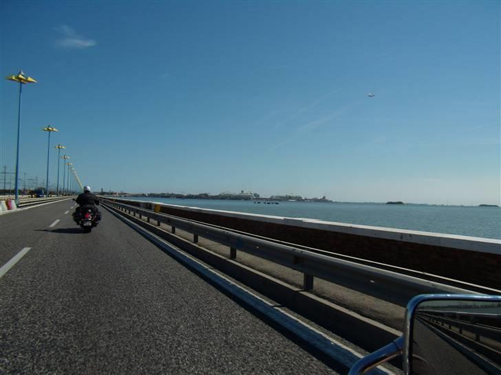 Italien 2008 - Okay,- vi blev hurtigt enige om at de kører som en sæk kartofler i dette land,- så vi måtte ud og strække ben  første stop blev Venedig, billed er tage på en lang dæmning på vejen til byen. billede 9