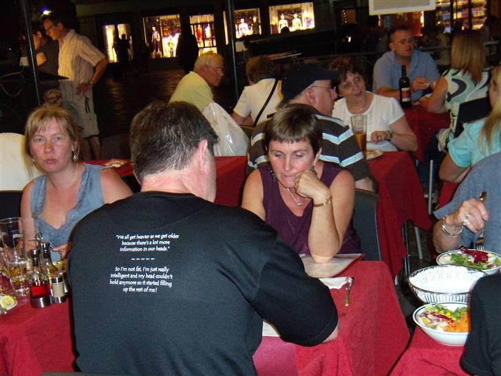 Italien 2008 - Et Norsk ægtepar vi faldt i snak med,- han laver t-shirt på bestilling,- tjek lige hans tekst på trøjen - vi bestilte et par stykker hver. billede 20