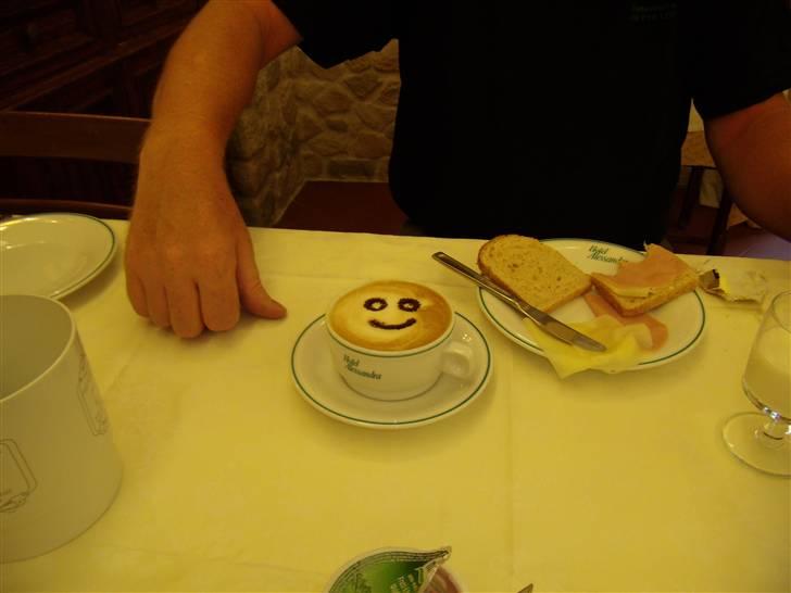 Italien 2008 - Sådan så vores morgen kaffe ud,- gud ved om de var glade for at vi tjekkede ud... vi havde kun været der i 2 dage,-ogi vi havde næsten ikke været fulde.... billede 33