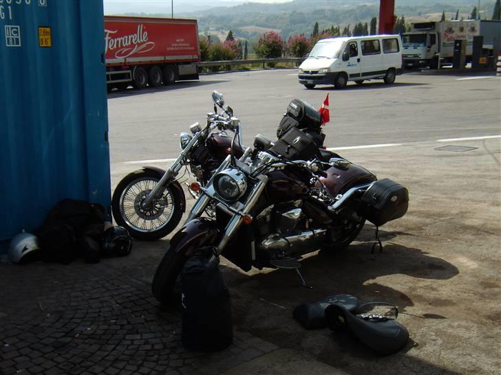 Italien 2008 - Ufrivilligt "pitstop" Flemmings batteri faldt sammen - er det normalt på en 3 mdr. gammel cykkel med ca 3000 km. på uret??  nå,- men der blev leveret et nyt 50 km fra firenze, monteret incl. kørsel og arbejdes løn = 130 euro (kom igen danmark, afgifterne herhjemme er perverse) billede 34