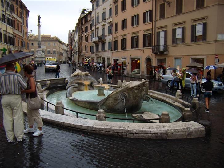 Italien 2008 - Springvand, for bunden af den spanske trappe i Rom. (bemærk parplyerne) billede 35