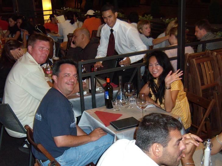 Italien 2008 - Nogle andre vi snakkede med denne gang fra Canada - hele samtalen startede med at vi skar kanten af vores pizza, fordi vi syntes den er kedelig... sjovt der ikke skal mere til at starte en samtale. billede 45