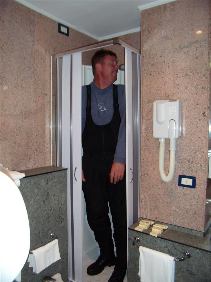 Italien 2008 - Hotel værelse i Pisa,- stor mand - lille brusekabine... total griner, men Flemming er 2 meter høj, og ca lige så bred.. billede 52