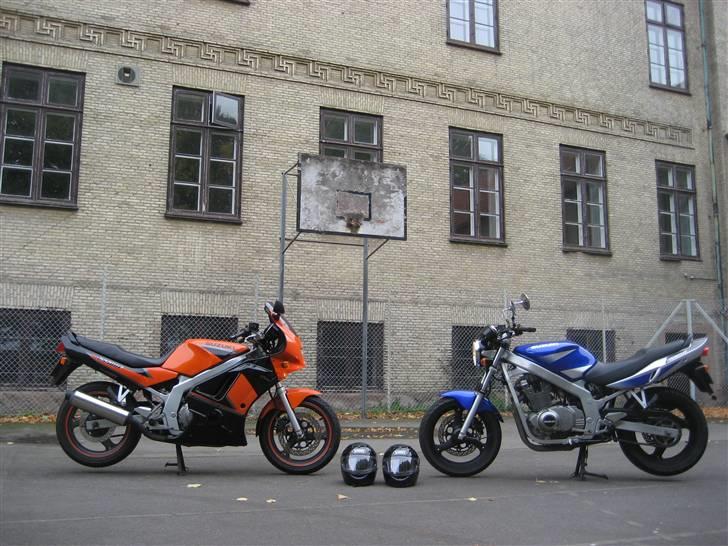 2 gs'er på tur i Viborg! - 98' orange/sort med kåbe VS. 04' blå/sølv naked billede 1