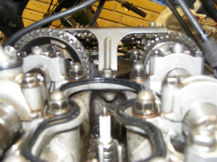 Honda cb 900 F boldor projekt - løbende opdateret  - Fra den 4-11-2008 et forsøg p åat tage motoren ud, er ikke helt nemt med en motorvægt på 106kg billede 16