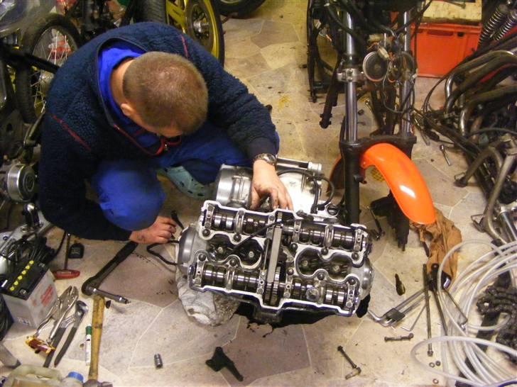 Honda cb 900 F boldor projekt - løbende opdateret  - Fra den 4-11-2008 motoren måtte til  sidst give op, mange tak til min far ( ham den gamle på billedet ;-) Det var sku en hård kamp billede 17