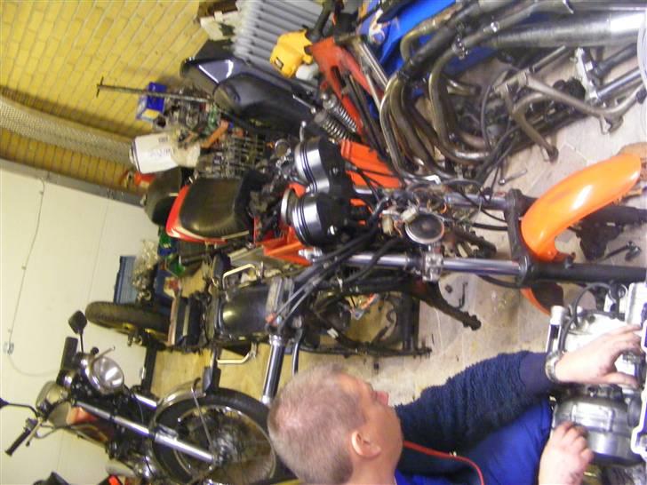 Honda cb 900 F boldor projekt - løbende opdateret  - Motoren ude og adskillese begyndt.... øv, den tidligere ejer har forsøgt at starte den uden indstille knastakslerne resultat= 8 ødelagte ventiler... øv øv - skriv endelig hvis du har nogen indsugningsventiler liggende billede 18