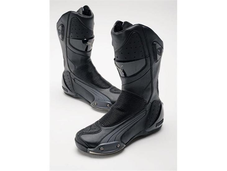 Mit tøj og min dejlige hjelm.  - Puma støvler - De er bare mega gode og kan tage alt slags vejr. Ser desuden ret fede ud. :O) billede 0