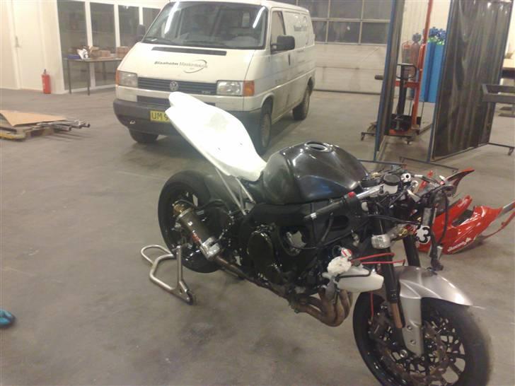 Suzuki GSXR-750 K7 - Nu skal motoren bare pilles ud og sendes afsted til Skjern MC. billede 2