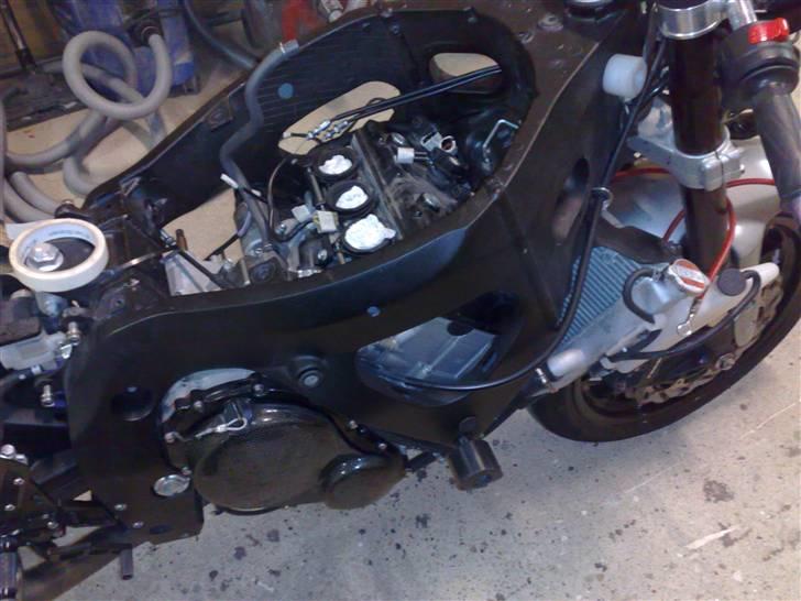 Suzuki GSXR-750 K7 - Det er lidt mere overskueligt når ledninger er væk. billede 3