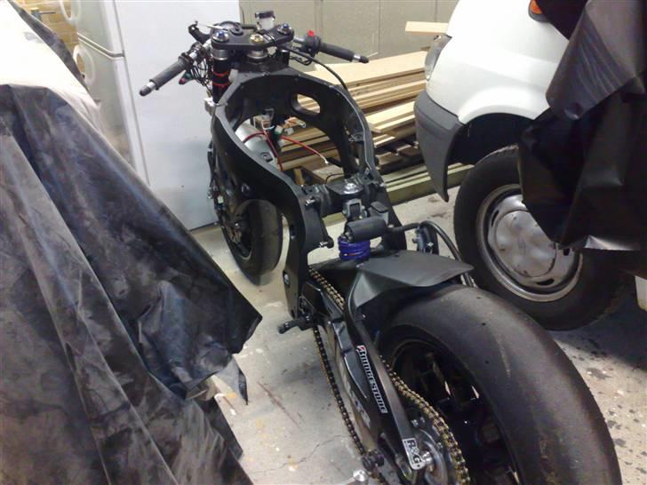 Suzuki GSXR-750 K7 - Den vejer ikke meget når motoren er pillet ud.. billede 4