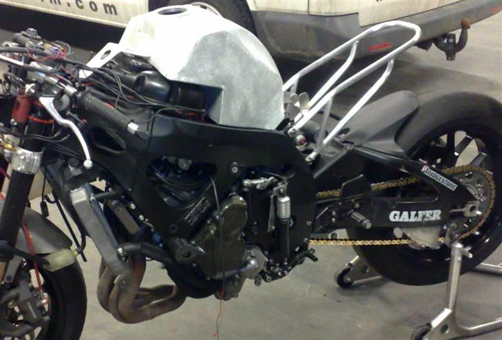 Suzuki GSXR-750 K7 - Cyklen er blevet noget lettere efter at der er kommet en ny tank samt bagstel på... billede 10