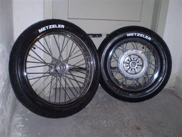 LS650 - Fælgene har fået en poler tur der siger spar to, samt 2 lag fælgvoks.

For fælgens egerne er poleret op i en 8 timer, nu skinner de igen! Se tidligere billeder for at se den STORE forskel :o)

Nye METZELER Marathon 880 Dæk monteret på fælgene, samt en ny slange i forhjulet (Harley Davidson - Dunlop)

En dyr affære og meget tidskrævende. Jeg er uhyr tilfreds med resultat !

- Nye Lejre er på vej.. De gamle var slidte.. billede 97