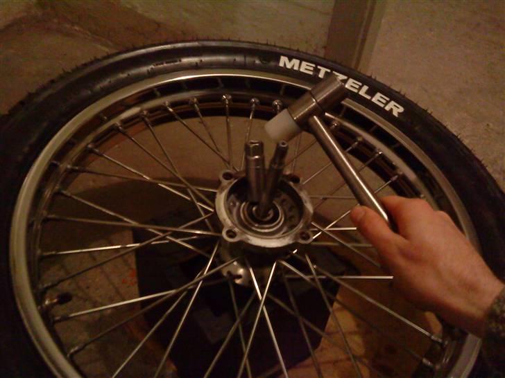 LS650 - Montering af forhjulslejre. Se min flotte hammer, den har jeg selv smedet (Drejet) billede 104