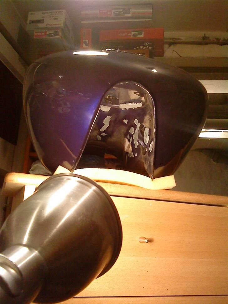 LS650 - Lidt slid fra kabler og ledninger under tank, giver overflade rust eller blot synligt metal.

- Nu med Zink grunder... og derefter maling i samme farve som tank. billede 122