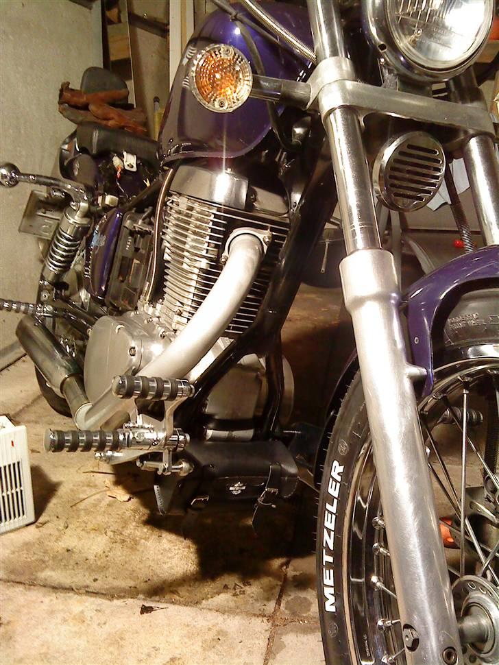 LS650 - Harley Davidson delen monteret ;o) Yeaah!

Inden den blev monteret gik jeg stellet igennem for at rep. lakskader (stenslag mm). Bagsvingeren har også fået en stor lak reperation. Hjulet smider sten og skidt ned på pladen og derved var der kommet slag i lakken. Dette blev slebet ned med et smergellærede, fået Zink grunder, maling og klarlak. Nu er der et tykt lag voks på for at trænge ned i lakken. Så det er som "nyt" igen ;O) billede 124
