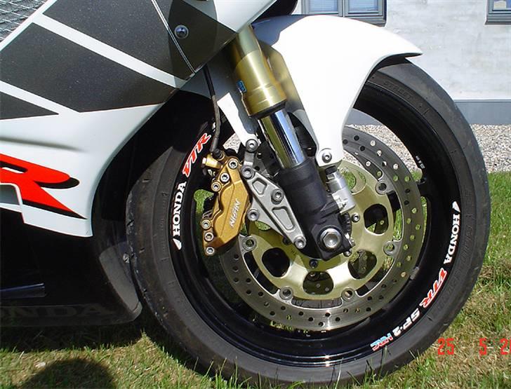 Honda VTR  SP2 - Suspension: 43mm Showa upside-down HMAS cartridge forks adjustable for preload, compression and rebound damping billede 10