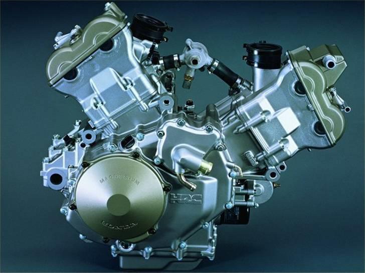 Honda VTR  SP2 - Liquid-cooled 90-degree four-stroke twin. 
Capacity: 999cc.
Bore x stroke: 100.0 x 63.6mm.
Valvegear: DOHC with four overhead valves per cylinder.
Compression ratio: 10.8:1.
Induction: PGM fuel-injection with two 62mm throttle bodies.
Ignition: Computer-controlled digital with electronic advance.
Starting: Electric.
Clutch: Hydraulically actuated wet multi-plate clutch.
Transmission: Six-speed with final drive by 530 chain.
 billede 3