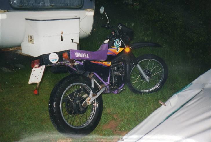 Min første MC og Mit første træf - Min første MC Yamaha DT 175 ccm 1cyl. totaks og dobbelt tromle-bremse... lille sjov begynder MC til en pjattet ung fyr med hang til muder-raketer.... billede 1