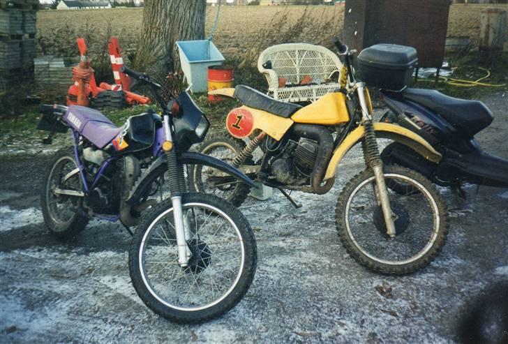 Min første MC og Mit første træf - Her sammen med min første Cross-maskine (sikker på at den var fra sten-alderen) Suzuki RM250 1cyl. totaks og dobbelt tromle-bremse.... billede 2