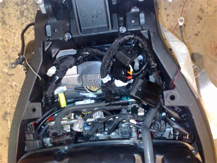 Suzuki GSXR-750 K7 - Der er ikke meget plads under tanken. billede 18