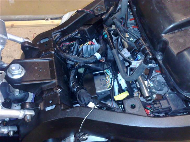 Suzuki GSXR-750 K7 - Der er fyldt op med ledninger. billede 19