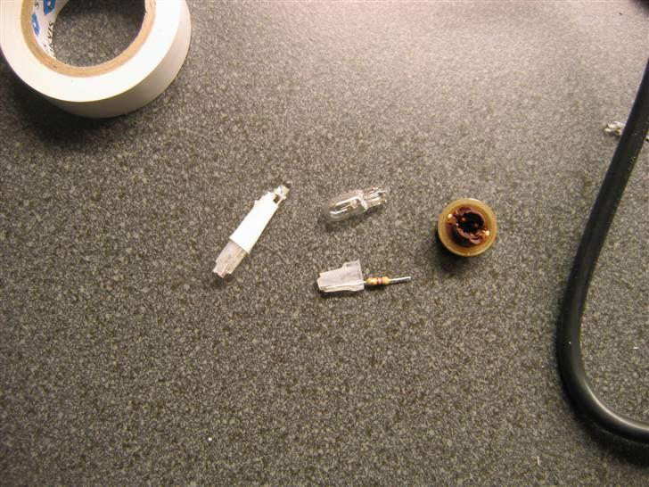 Diodelys med hjemmelavet sokkel - Pæren der skulle erstattes af en diode....
Soklen til dioden er fremstillet af en cd skive.. billede 1