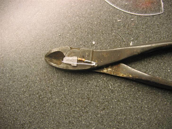 Diodelys med hjemmelavet sokkel - Mere eller mindre færdig.. jaja lidt af en prototype og det have sikket været nemmere/ bedre at købe et par stykker på nettet, men det koster jo penge og nu gik aftenen med det her.. Ellers skulle jeg bare lave min PGII (elevmappe) så ALT andet mere spændende :-) Selv "tidsspild" som dette. billede 2