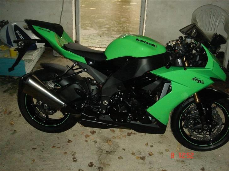 Kawasaki ZX-10R fra uskyldig lille pige til fræk dame. - Også ny og fin fra den anden side. billede 2
