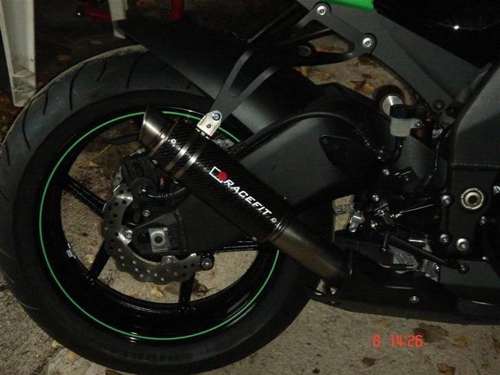 Kawasaki ZX-10R fra uskyldig lille pige til fræk dame. - Første modifikation. En Racefit Growler potte billede 3