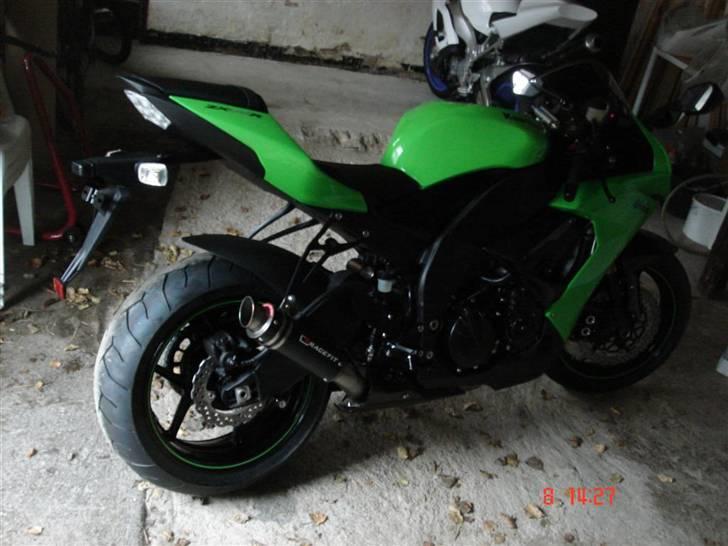 Kawasaki ZX-10R fra uskyldig lille pige til fræk dame. - Jo hun er blevet lidt slankere at se på allerede nu.. Det var også en del kilo der blev smidt der. billede 4