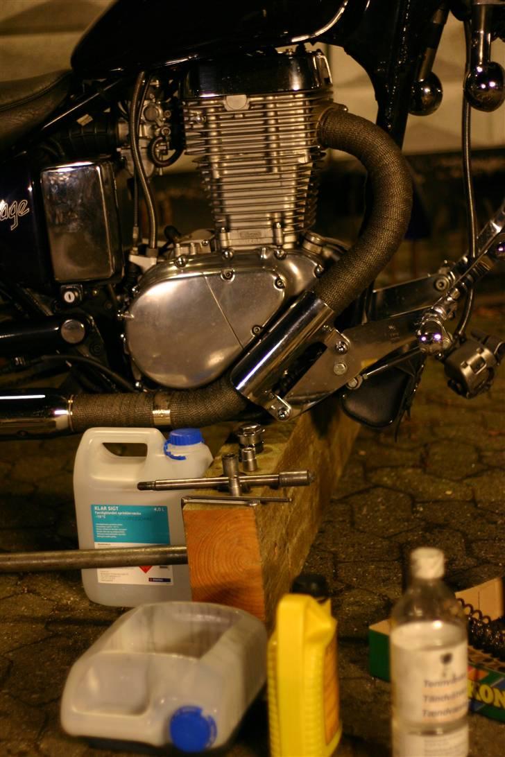 LS650 - Fik skiftet pakdåser i gaffelbenene for godt halvandet år siden på garantien, men da jeg har en ultra fin ridse i højre gaffelben, så gider jeg ik at skifte pakdåser pga en tætning der vil holde i max ét år. Pakdåsen bliver jo lidt fastere med tiden...
Løsningen på dette er 30W motorolie til 40 kr. literen og ca. 300 mL olie i hvert ben fremfor 500 mL Perfekt fast og smooth affjedering uden mislyde fra stemplerne. billede 141