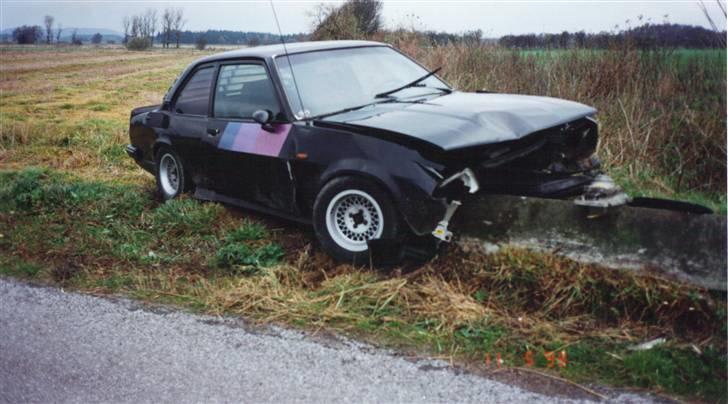 Mit uheld i 99  - Møde med et beton auto værn gik ikke godt. billede 1