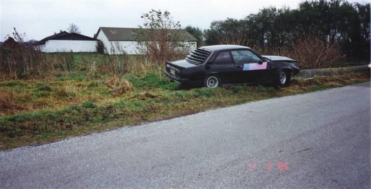 Mit uheld i 99  - Møde med et beton auto værn gik ikke godt. billede 2