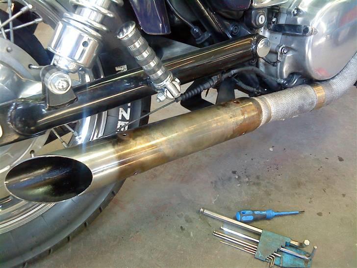 LS650 - Nice chrom... eller ;o)

Har boret nitterne ud, da de ik var tætte. Dels nødvendigt for at få fløjten ud! Skåret M6 gevind i de udborede huller og derefter boltet varmeskjoldet fast med rustfri bolte :o)

Ser meget bedre ud nu ;O) billede 162