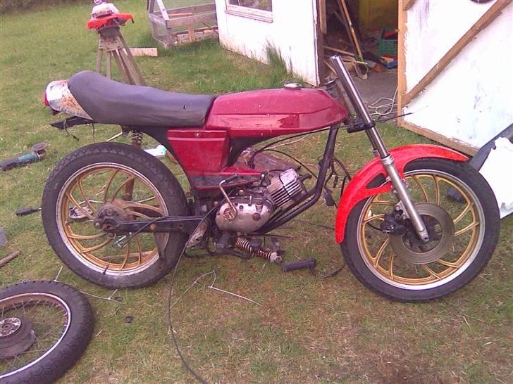 Puch Monza - Så er der kommet 18 tommer hjul på.
Bremseskiven er fra en RD 125, så mon ikke den kan bremses ned fra 30?
Der kommer en hovedcylinder på fra en Honda VF 1000, så burde den nok kunne bremses op på forhjulet.
 billede 3