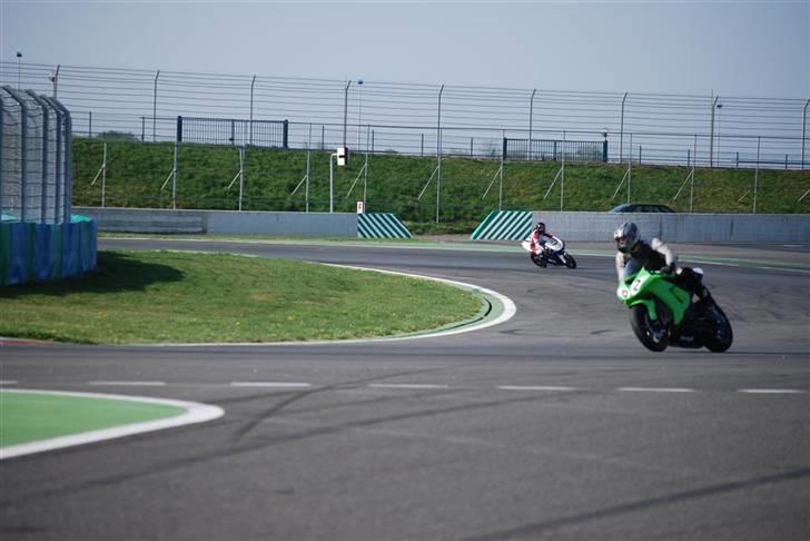 Kawasaki ZX-10R fra uskyldig lille pige til fræk dame. - Her er den nye dame så kommet på asfalt på Magny-Cours i foråret. billede 5