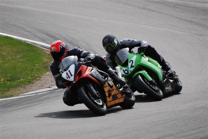 Kawasaki ZX-10R fra uskyldig lille pige til fræk dame. - Her er hun så på Knutstorp... Se hvor hun stråler i solen :D billede 6