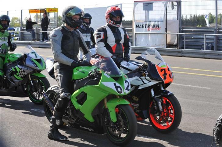 Kawasaki ZX-10R fra uskyldig lille pige til fræk dame. - Venter på at komme ud til løb 2 på Jyllandsringen sammen med Søren.. Sommerfugle i maven.. :D Dejligt billede 7