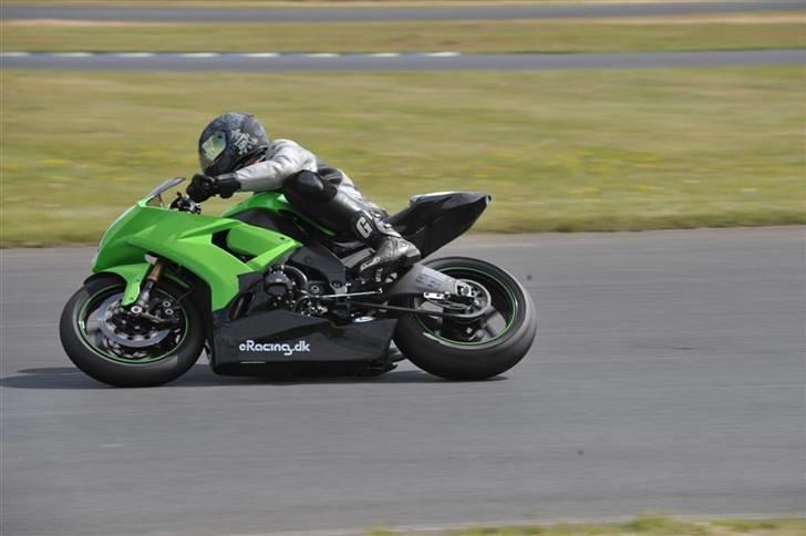 Kawasaki ZX-10R fra uskyldig lille pige til fræk dame. - Helt alene på banen. De andre kørte sgu bare... Hvad fanden bilder de sig ind? billede 8