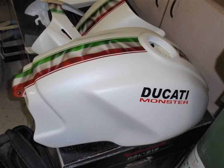 Ducati Monster 1000 - Tanken er færdig hos airbrusheren - nu skal den så bare have klarlak og  monteres. billede 12