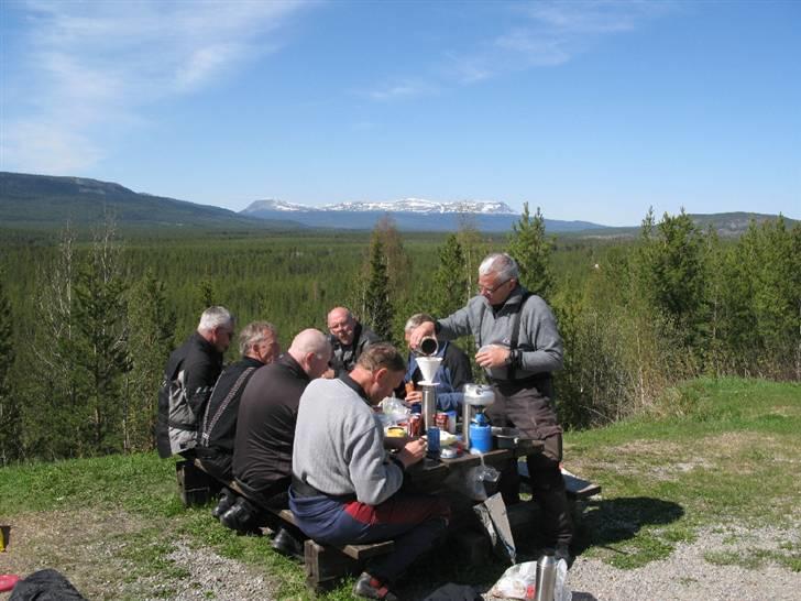 Norge Klanen indtager Polarcirklen - Igen, frokost under en flot blå himmel med hvide skyer billede 9