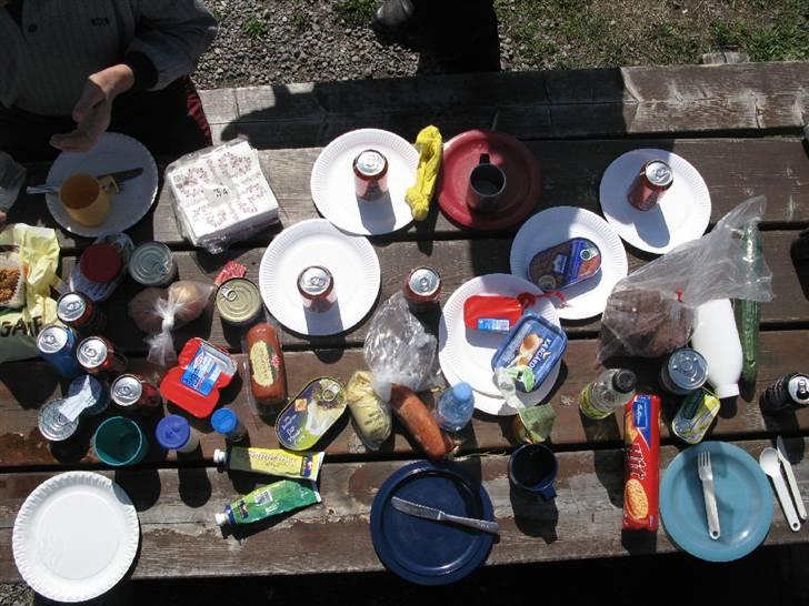 Norge Klanen indtager Polarcirklen - Frokostbordet's glæder........ alt godt fra havet og dertil lidt pølse på rugbrød eller medbragte hjemmebagte boller, som kun mor Birgit kan lave dem. billede 10