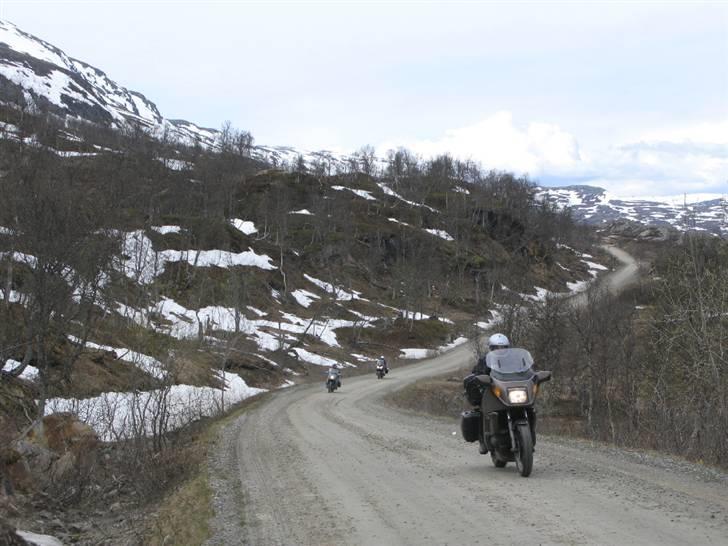 Norge Klanen indtager Polarcirklen - Ingen udflugt med J.som stifinder  uden regn og grusvej. Sådan er det, sådan blir det, sådan vil det altid være. Og jeg tilgiver ham gerne gang på gang. billede 21