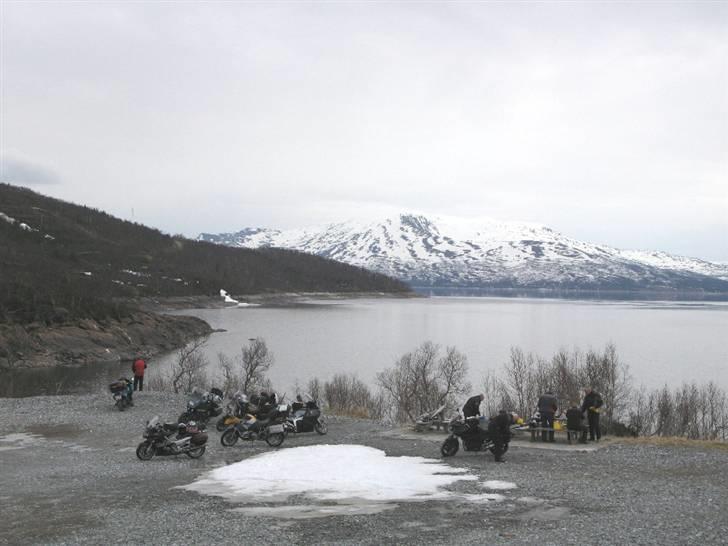 Norge Klanen indtager Polarcirklen - Ja, frokost i den skønne vilde natur et sted langs den 17 km lange grusvej. billede 23