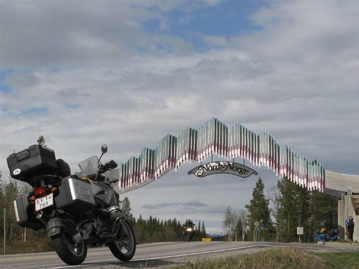 Norge Klanen indtager Polarcirklen - Porten til Nord Norge. Vi kom nordfra, men porten er flottest set fra syd, så cyklen måtte lige lave en U-vending. billede 24